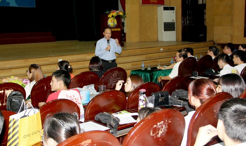 Ông Dương Văn Bá chia sẻ về ngành học công tác xã hội với sinh viên các trường đại học ở Hà Nội