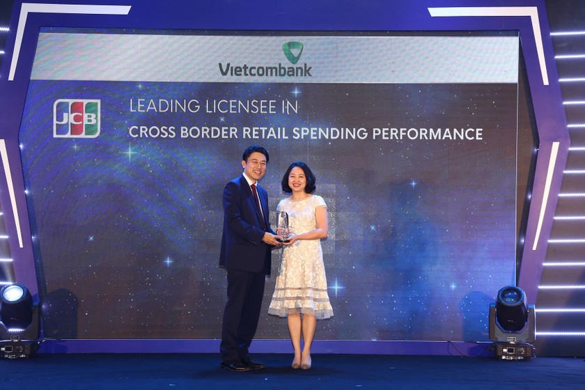 Đại diện Vietcombank nhận giải thưởng từ JCB