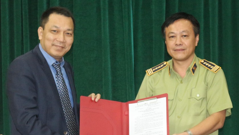 Thứ trưởng Đặng Hoàng An trao quyết định bổ nhiệm cho Phó Tổng cục trưởng QLTT