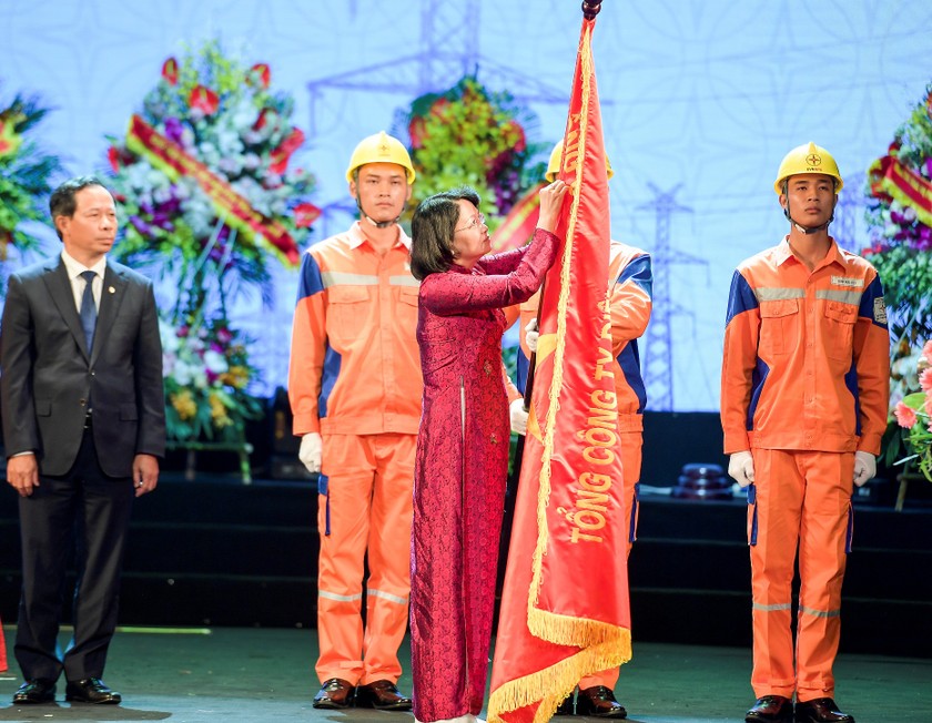 Phó Chủ tịch nước Đặng Thị Ngọc Thịnh gắn Huân chương lao động Hạng Nhì lên cờ thi đua của Tổng công ty điện lực miền Bắc