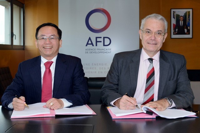Ông Nguyễn Xuân Nam, Phó Tổng Giám đốc EVN và ông Rémi Genevey, Vụ trưởng Vụ châu Á của AFD cùng ký kết Thỏa ước tín dụng
