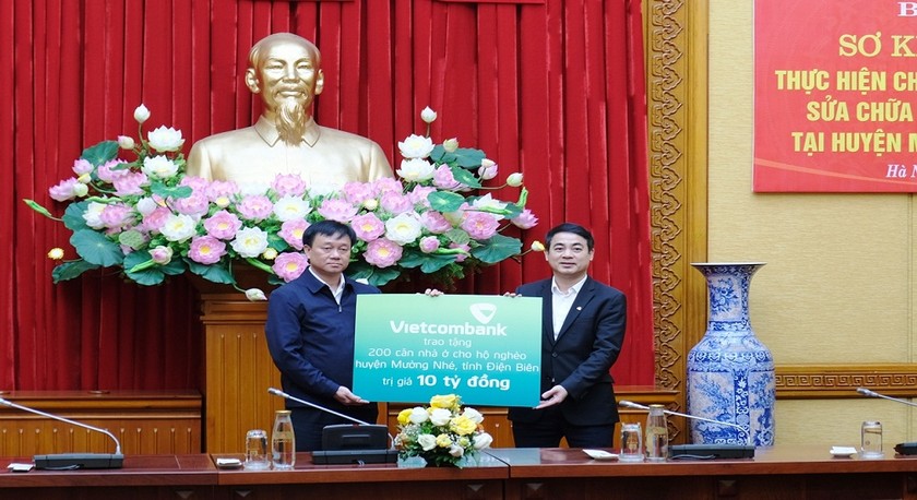 Chủ tịch HĐQT Vietcombank trao tặng 10 tỷ đồng để sửa chữa nhà ở cho hộ nghèo ở Điện Biên