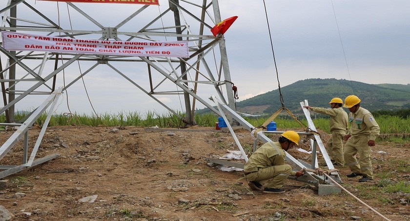 Công nhân Công ty Truyền tải điện 3 thực hiện tư vấn giám sát, nghiệm thu đường 220kV Nha Trang - Tháp Chàm