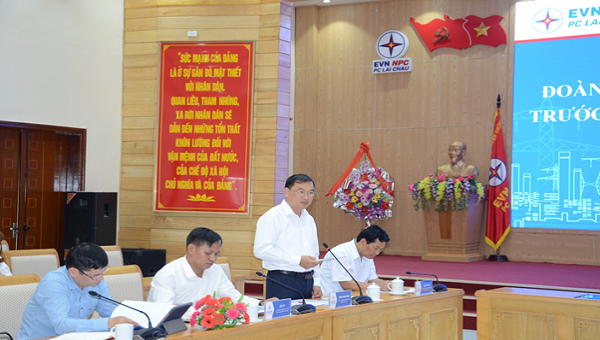 Phó Trưởng đoàn Đại biểu Quốc hội tỉnh Lai Châu phát biểu tại cuộc tiếp xúc.