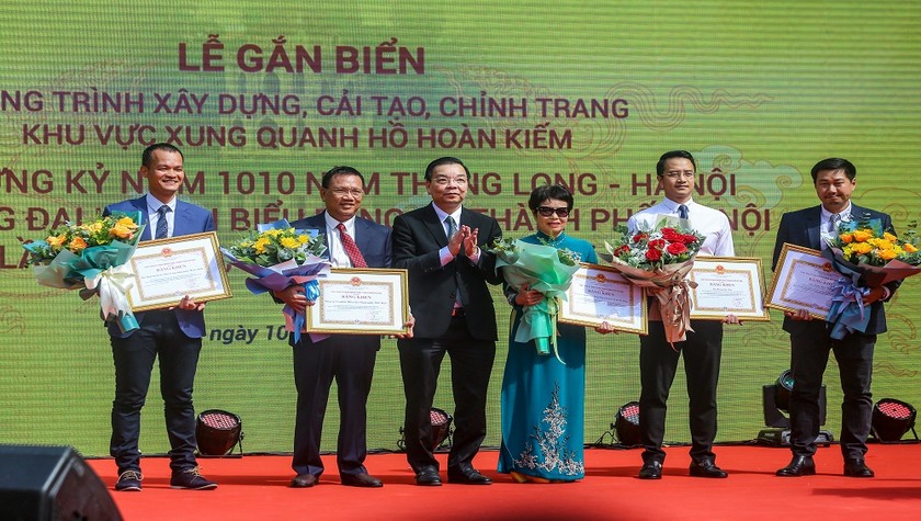 Nhà khoa học Hoàng Đức Thảo (thứ 2, từ bên phải) nhận Bằng khen của Chủ tịch UBND TP Hà Nội.