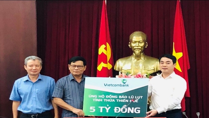 Ông Nghiêm Xuân Thành thay mặt cán bộ nhân viên Vietcombank trao ủng hộ cho tỉnh Thừa Thiên Huế.