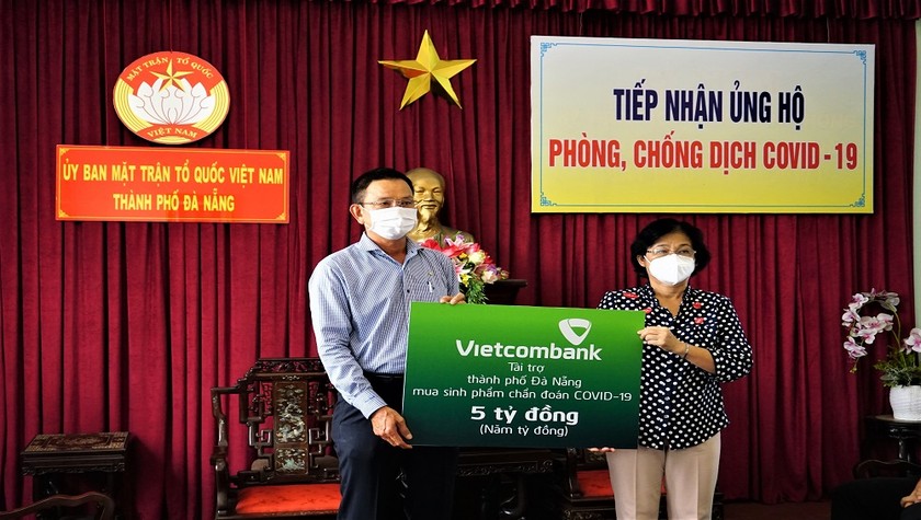 Vietcombank Đà Nẵng ủng hộ Đà Nẵng 5 tỷ đồng trong giai đoạn phòng chống dịch Covid-19 đợt 2