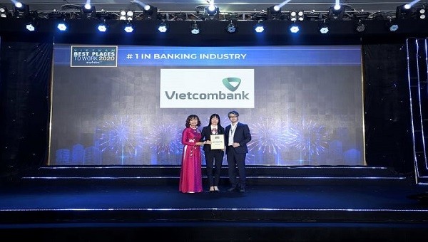 Đại diện Vietcombank, bà Phan Thị Thanh Tâm – Phó trưởng Văn phòng đại diện Khu vực phía Nam (đứng giữa) - nhận chứng nhận từ Ban tổ chức.