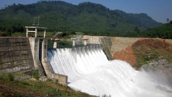 Do lưu lượng nước về hồ lớn, việc điều tiết lũ của thủy điện Đắk Mi  4 đã gây ảnh hưởng đến người dân huyện Nam Giang (Quảng Nam).