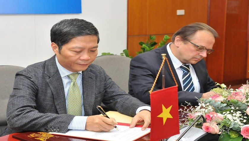 Bộ trưởng Bộ Công Thương Việt Nam và Đại sứ Belarus tại Việt Nam ký Nghị định thư lần 2.