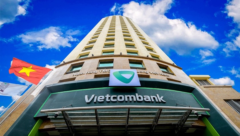 Vietcombank lần đầu tiên trở thành doanh nghiệp có giá trị vốn hóa cao nhất toàn thị trường chứng khoán Việt Nam.