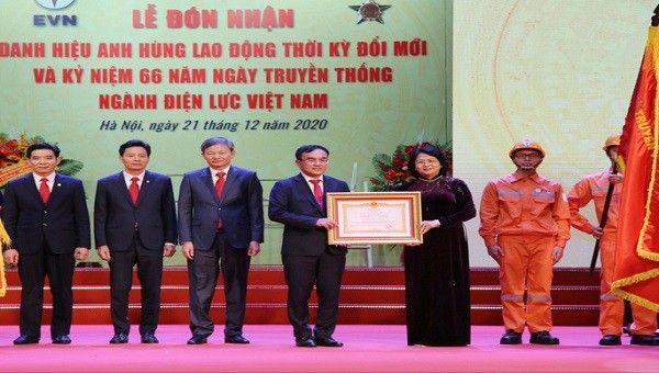 Phó Chủ tịch nước Đặng Thị Ngọc Thịnh trao danh hiệu Anh hùng lao đông cho EVN