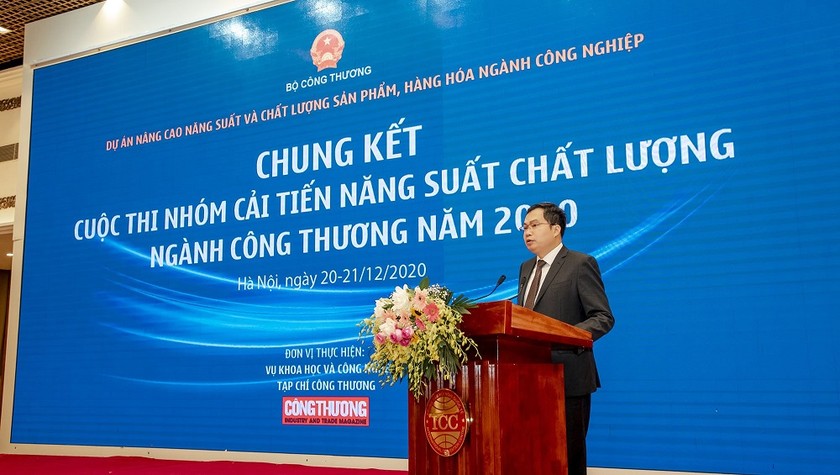 Ông Trần Việt Hòa, Vụ trưởng Vụ Khoa học Công nghệ, phát biểu khai mạc cuộc thi.