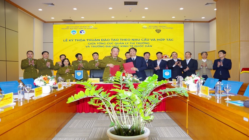 Tổng cục trưởng Trần Hữu Linh và Hiệu trưởng Trường Đại học Kinh tế Quốc dân Phạm Hồng Chương ký thỏa thuận hợp tác.