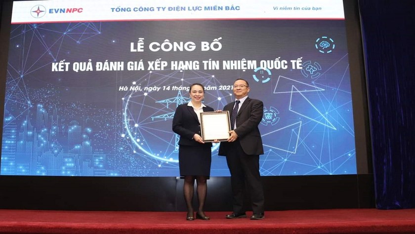Tổng giám đốc Đỗ Nguyệt Ánh đại diện EVNNPC nhận chứng nhận xếp hạng tín dụng quốc tế