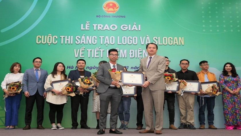 Ông Phương Hoàng Kim trao chứng nhận Giải Nhất cho tác giả.