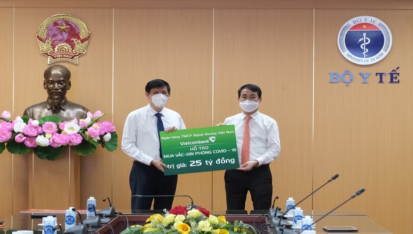 Ông Nghiêm Xuân Thành thay mặt Vietcombank trao 25 tỷ đồng cho Bộ trưởng Bộ Y tế.