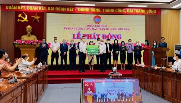 Tổng giám đốc Phạm Quang Dũng trao số tiền Vietcombank ủng hộ phòng chống dịch COVID-19
