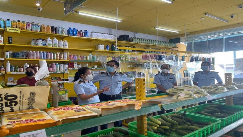 Lực lượng QLTT kiểm tra tại các cửa hàng Bách Hóa Xanh