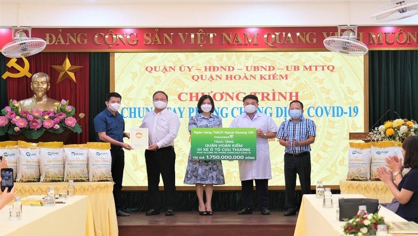 Bà Phùng Nguyễn Hải Yến - Phó Tổng Giám đốc Vietcombank trao biển tượng trưng tài trợ xe ô tô cứu thương trị giá 1,75 tỷ đồng cho đại diện quận Hoàn Kiếm.