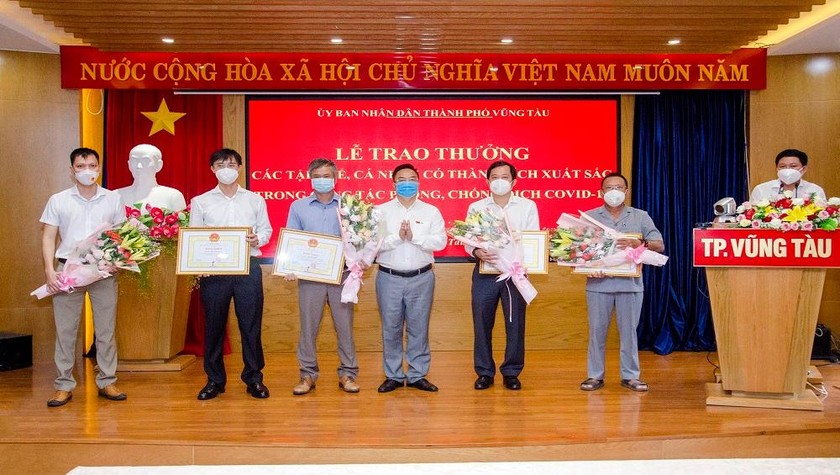 Ông Hoàng Đức Thảo (bìa phải) nhận Bằng khen của Chủ tịch UBND tỉnh Bà Rịa Vùng Tàu