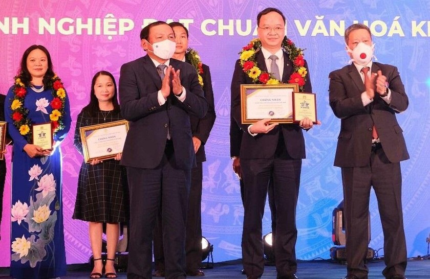 Bộ trưởng Bộ VHTT&DL Nguyễn Văn Hùng (bìa trái) trao giải thưởng cho đại diện Vietcombank - ông Lê Quang Vinh - Phó Tổng giám đốc 