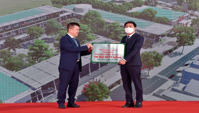 Chủ tịch HĐQT Trungnam Group (bìa trái) bàn giao Trường THCS Văn Lý 