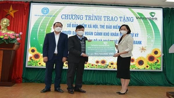 Bà Phạm Minh Đào - Phó Giám đốc Vietcombank Hải Dương trao biển tượng trưng tặng 20 thẻ BHXH và 100 thẻ BHYT cho đại diện lãnh đạo huyện Tứ Kỳ và lãnh đạo BHXH huyện Tứ Kỳ.