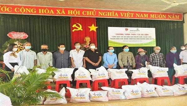 Vietcombank Đồng Nai trao tặng 10.000 túi an sinh