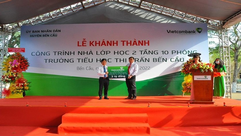 Phó Tổng giám đốc Vietcombank trao biểu trưng tài trợ xây dựng trường