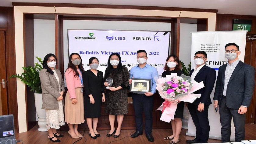 Bà Hoàng Diễm Thùy – Trưởng phòng Kinh doanh vốn (thứ 5 từ phải sang) và bộ phận FX Vietcombank nhận giải thưởng từ đại diện Refinitiv tại Hà Nội 