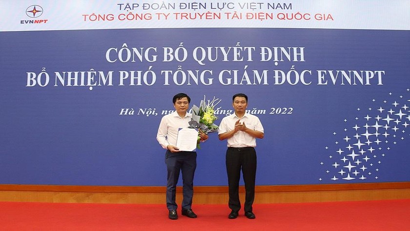 Ông Nguyễn Tuấn Tùng – Bí thư Đảng ủy, Chủ tịch EVNNPT trao quyết định và tặng hoa chúc mừng ông Trương Hữu Thành 
