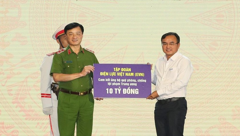 Chủ tịch EVN Dương Quang Thành trao ủng hộ cho Quỹ phòng, chống tội phạm Trung ương