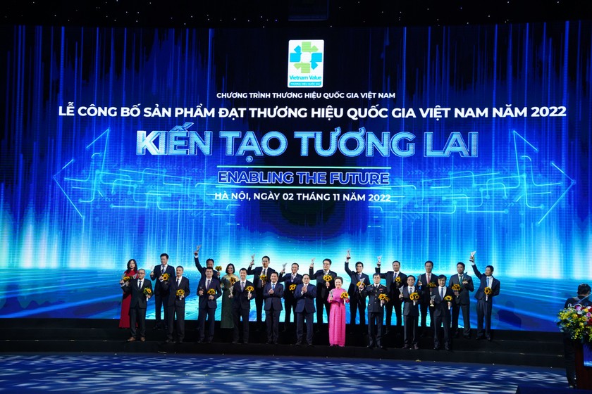 Thủ tướng Chính phủ trao biểu trưng Thương hiệu quốc gia cho các doanh nghiệp.
