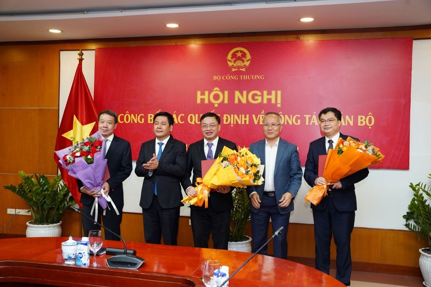 Bộ trưởng Nguyễn Hồng Diên và Thứ trường Trần Quốc Khánh trao quyết định cho 3 lãnh đạo được điều động, bổ nhiệm.