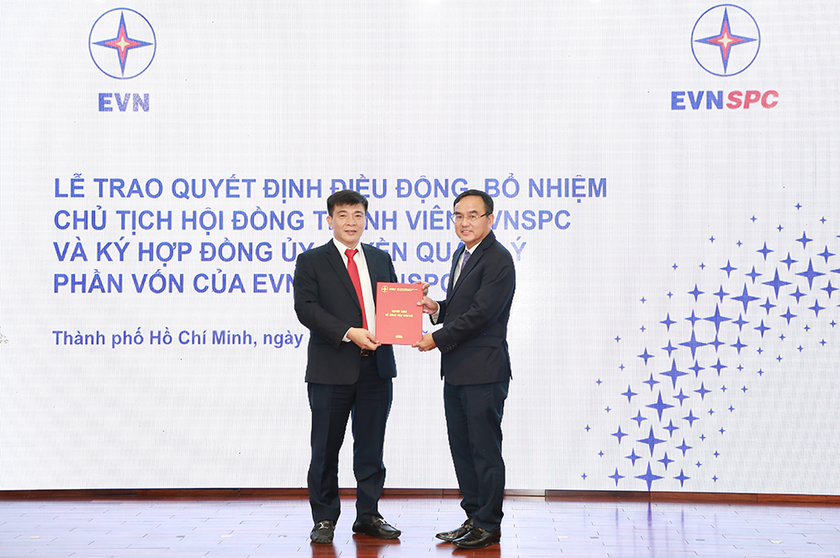 Chủ tịch HĐTV EVN Dương Quang Thành (bên phải) trao quyết định bổ nhiệm cho ông Lê Văn Trang