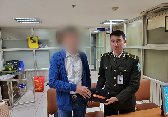 Anh Nguyễn Như Dương - Nhân viên An ninh sân đỗ ô tô - TT ANHK NB trao trả lại tài sản thất lạc cho hành khách
