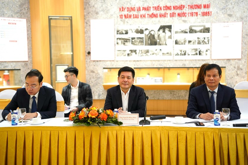Bộ trưởng Nguyễn Hồng Diên (ngồi giữa) trong buổi làm việc với Công ty Cổ phần EREX.
