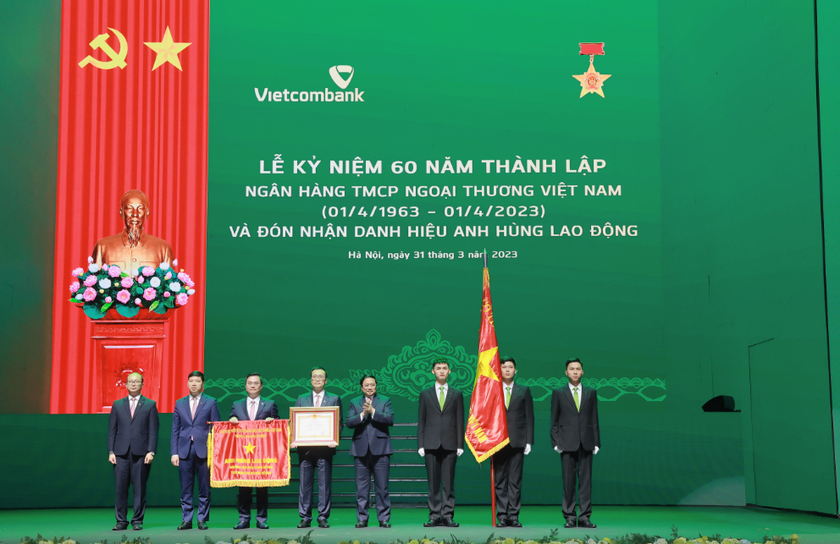 Thủ tướng Chính phủ Phạm Minh Chính thay mặt lãnh đạo Đảng, Nhà nước trao tặng danh hiệu Anh hùng Lao động cho Vietcombank.