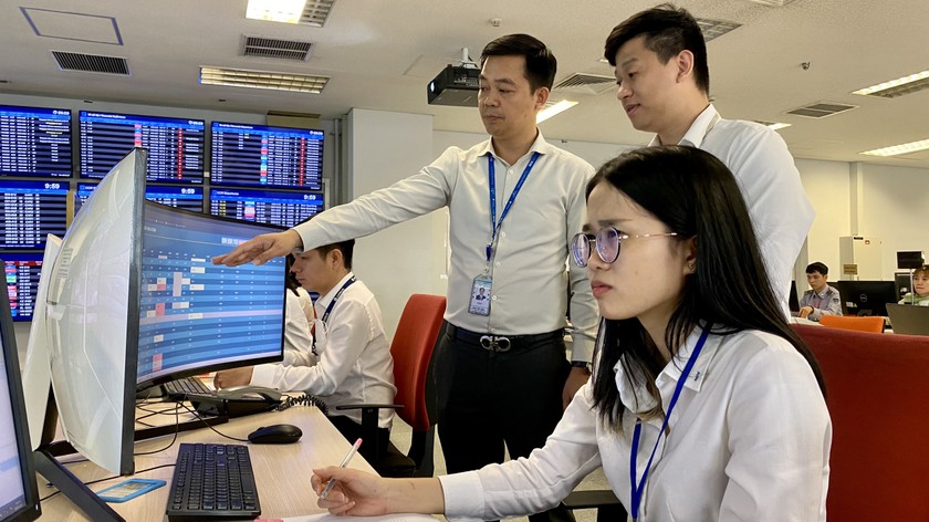 Ông Đinh Đăng Định - PGĐ Trung tâm ĐHSB - Cảng HKQT Nội Bài đang giới thiệu về A-CDM tại màn hình A-CDM portal.