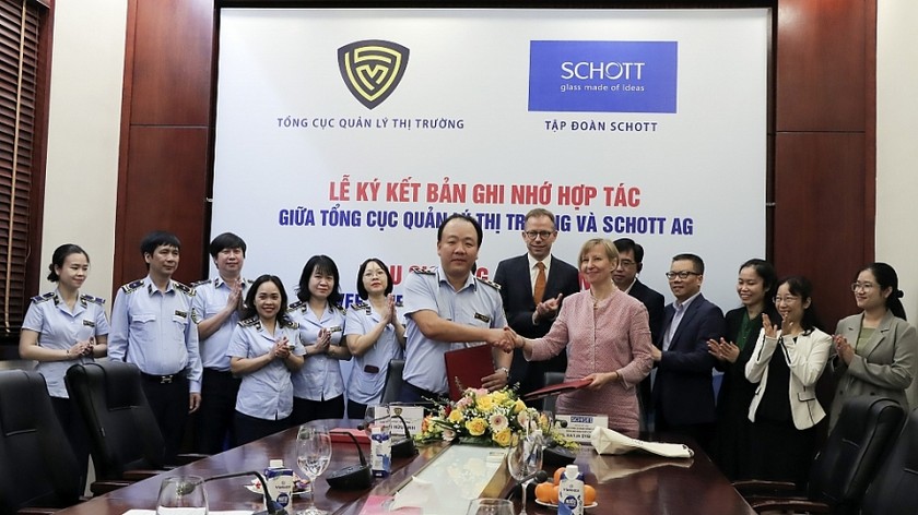 Tổng Cục trưởng Trần Hữu Linh và đại diện SCHOTT AG ký biên bản hợp tác