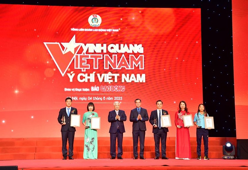 Ông Nguyễn Thanh Tùng (thứ 3 từ phải qua) - Tổng giám đốc - đại diện Vietcombank nhận vinh danh Vinh quang Việt Nam.
