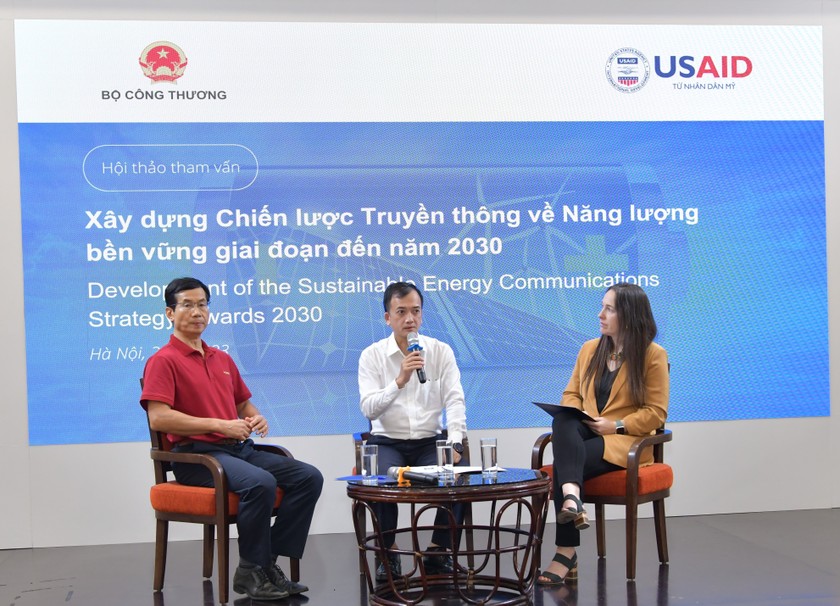 PGS.TS Phạm Hoàng Lương (áo đỏ) cùng đại diện Vụ Tiết kiệm năng lượng (ngồi giữa) và đại diện USAID tại hội thảo.