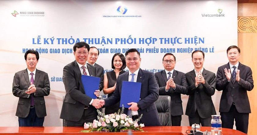 Ông Nguyễn Thanh Tùng - Tổng Giám đốc Vietcombank (bên phải) và ông Dương Văn Thanh - Tổng Giám đốc VSDC ký kết thỏa thuận phối hợp.