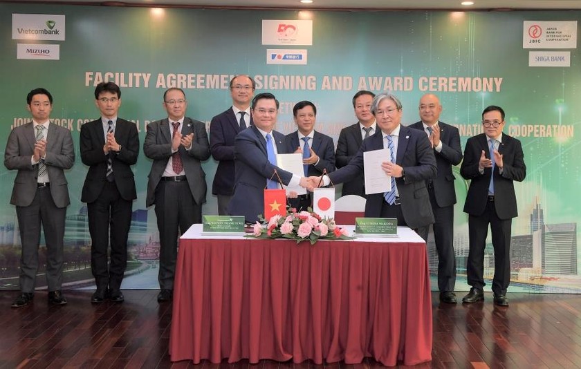 Vietcombank ký kết hợp đồng tín dụng 300 triệu USD với Ngân hàng Hợp tác quốc tế Nhật Bản (JBIC) để hỗ trợ cho các dự án năng lượng xanh và bảo vệ môi trường tại Việt Nam.