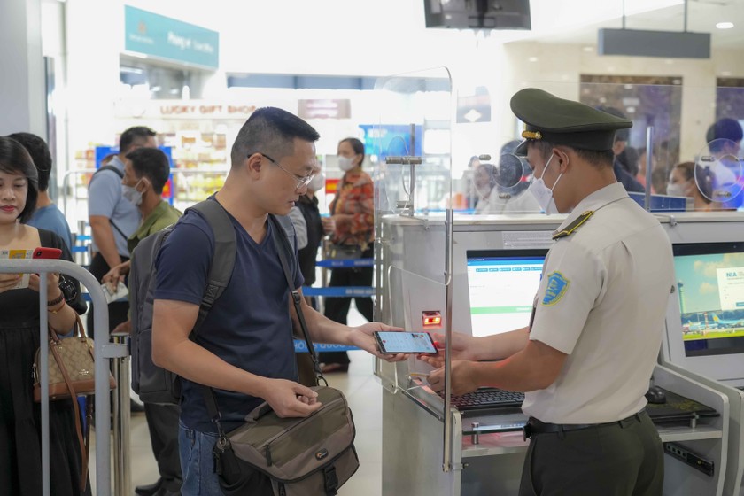 Sử dụng mã định danh điện tử mức 2 qua sân bay Nội Bài thuận lợi