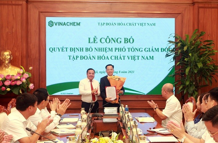 Tổng giám đốc Vinachem Phùng Quang HIệp chúc mừng tân Phó Tổng giám đốc Tập đoàn.