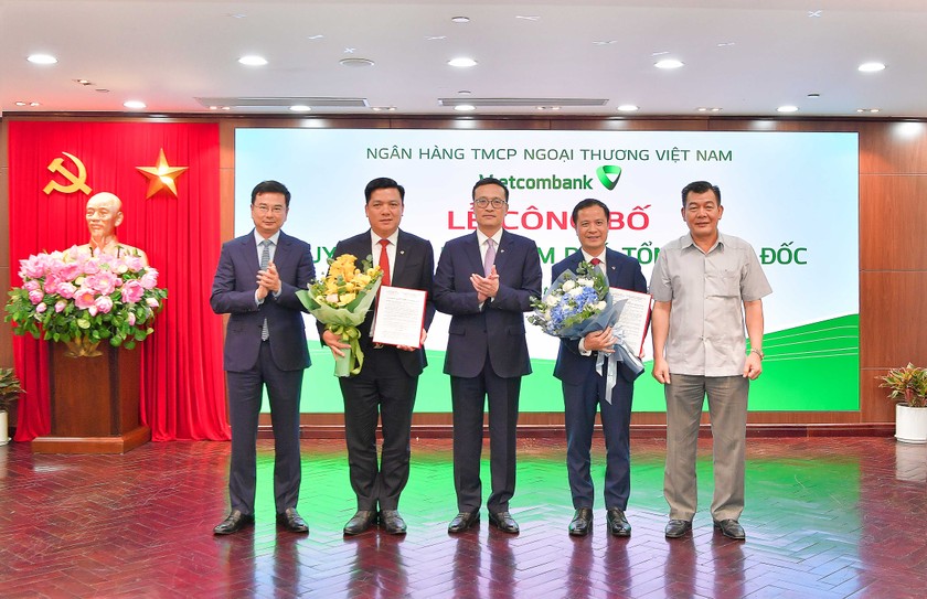 2 Phó Tổng giám đốc mới của Vietcombank nhận quyết định và hoa chúc mừng.