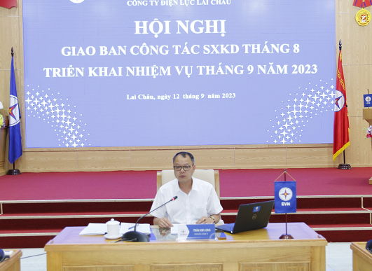Giám đốc Công ty Trần Kim Long chủ trì hội nghị 