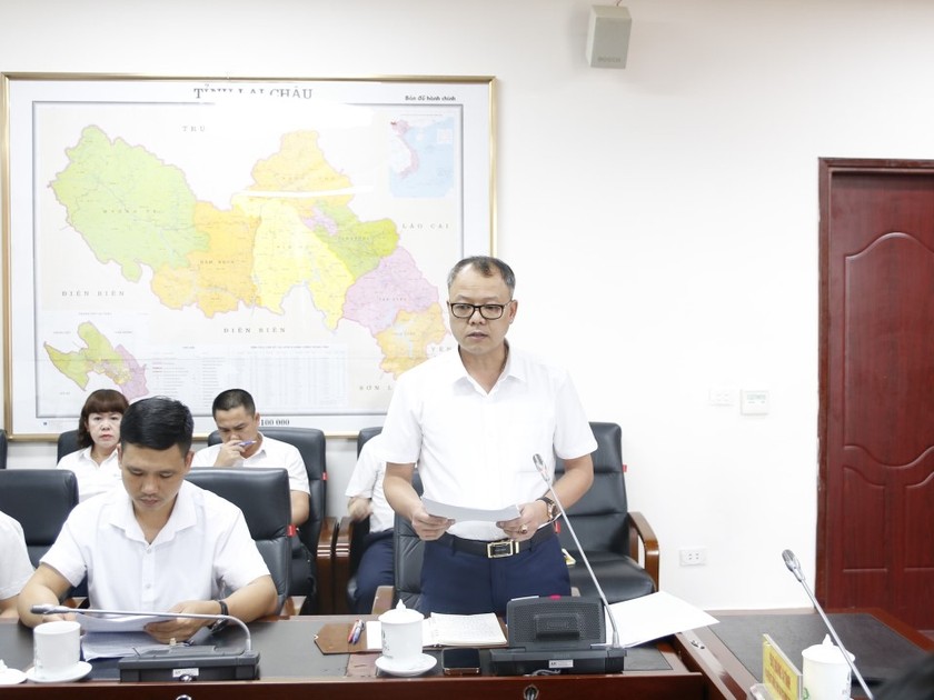 Ông Trần Kim Long - Giám đốc Công ty Điện lực Lai Châu báo cáo tại cuộc họp.
